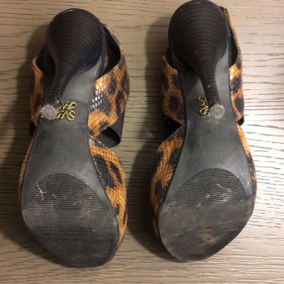 Vera Wang Leopard Print Heels in Size 6 - Picture 3 of 4